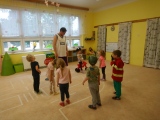 Také za dětmi přijeli pánové a paní z projektu "Eduzměna" a s dětmi si zacvičili a zazpívali.